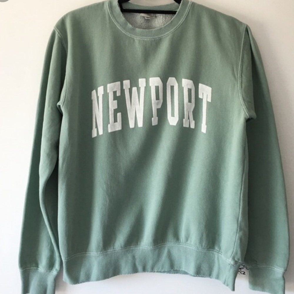 BRANDY MELVILLE NEWPORT CREWNECK